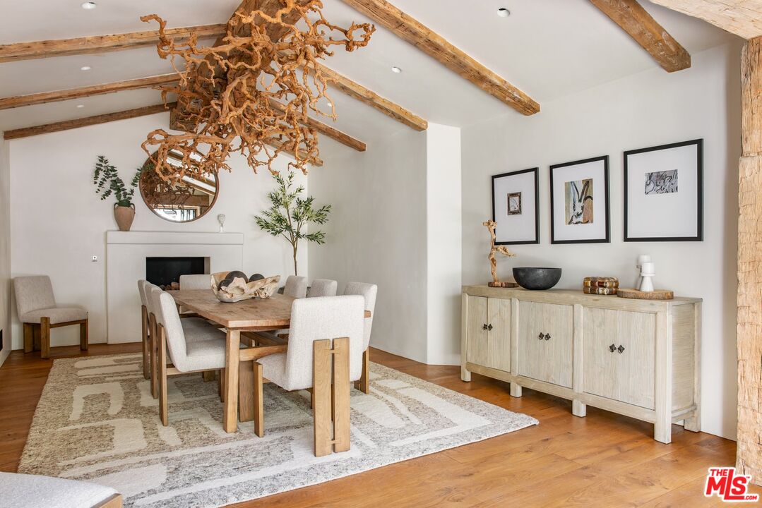 3099 Mandeville Canyon Rd