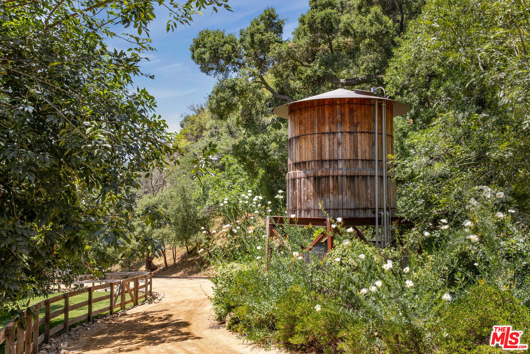 3099 Mandeville Canyon Rd