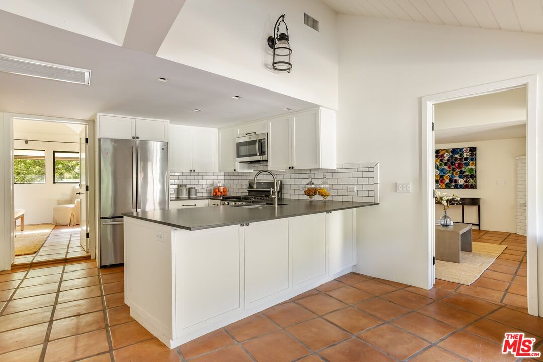 3099 Mandeville Canyon Rd