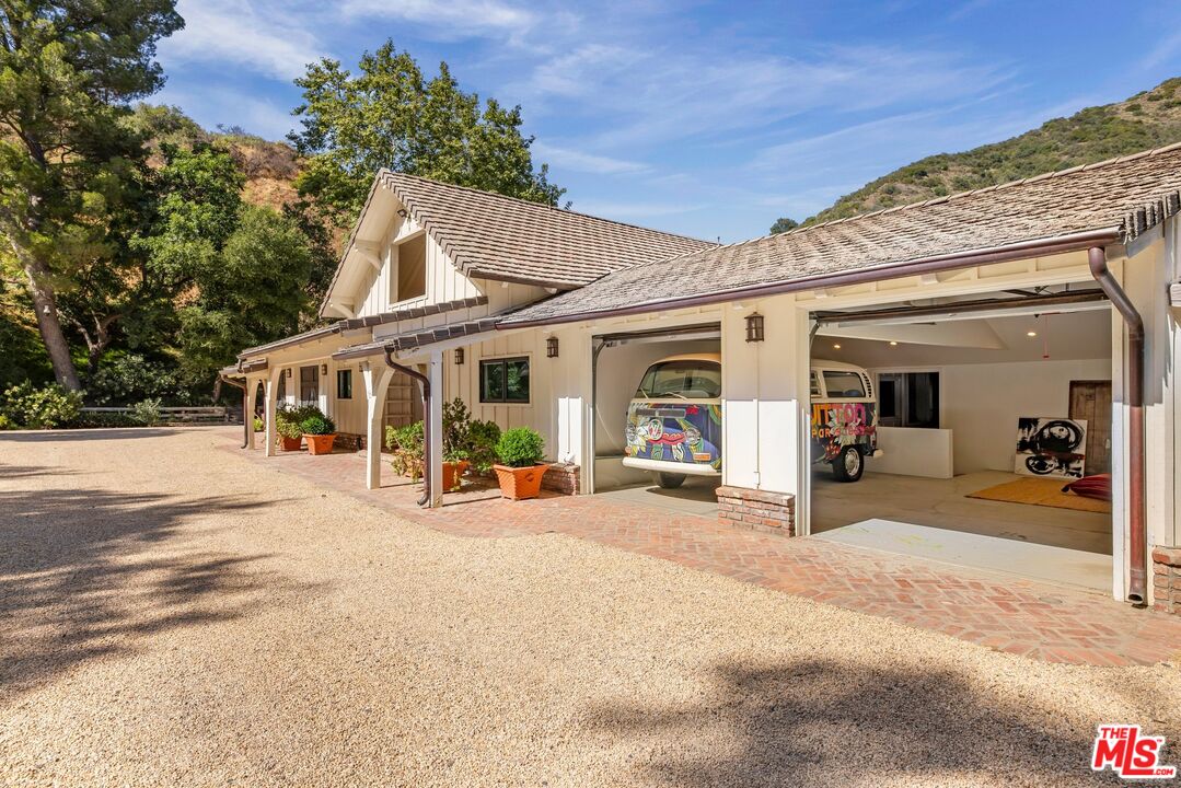 3099 Mandeville Canyon Rd