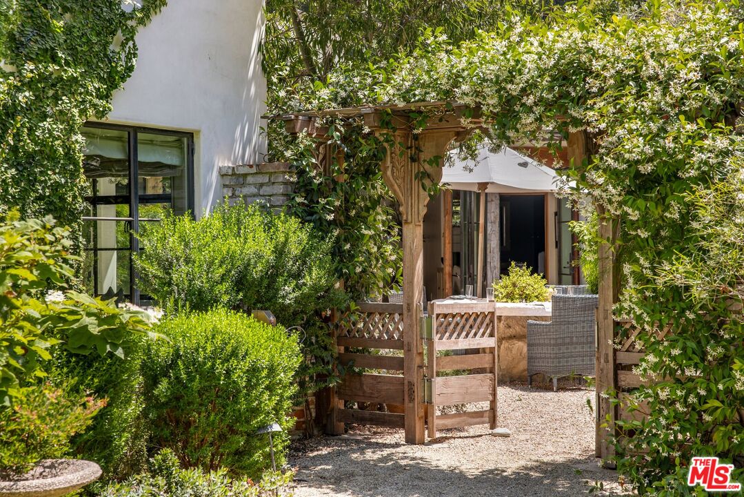 3099 Mandeville Canyon Rd