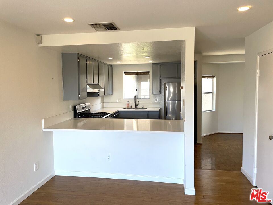 1083 W Kensington Rd