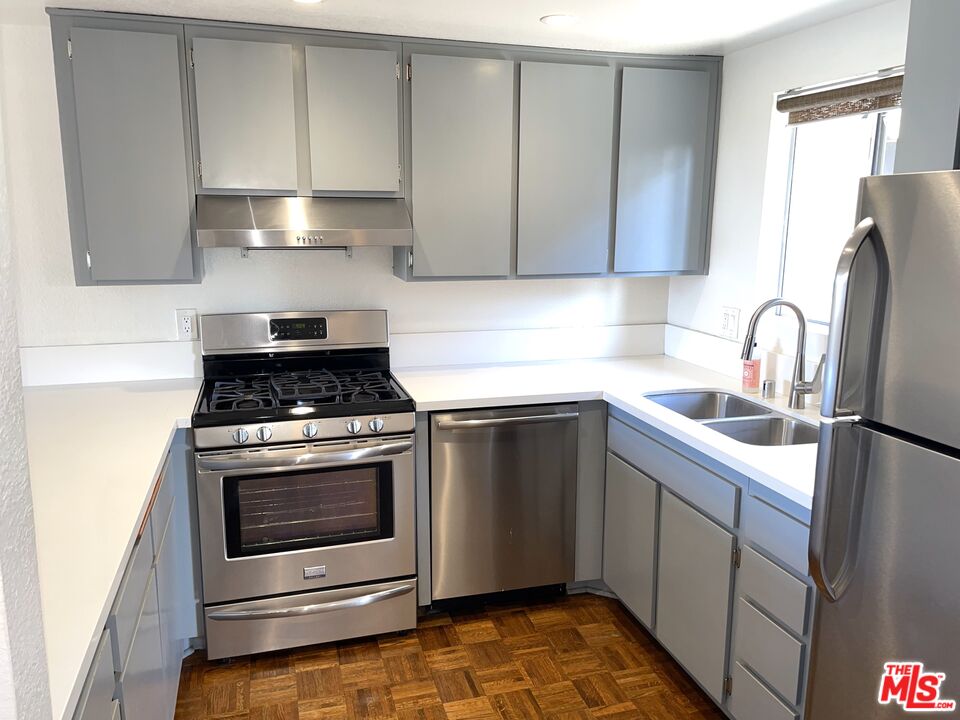 1083 W Kensington Rd