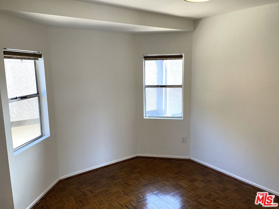 1083 W Kensington Rd