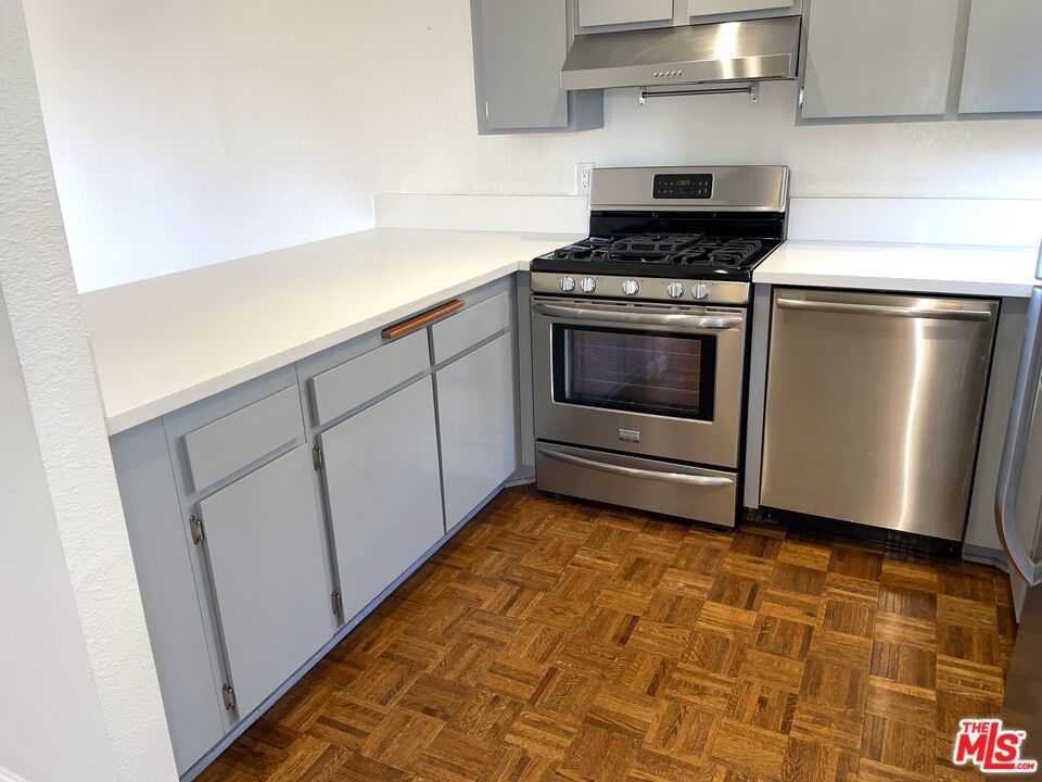 1083 W Kensington Rd