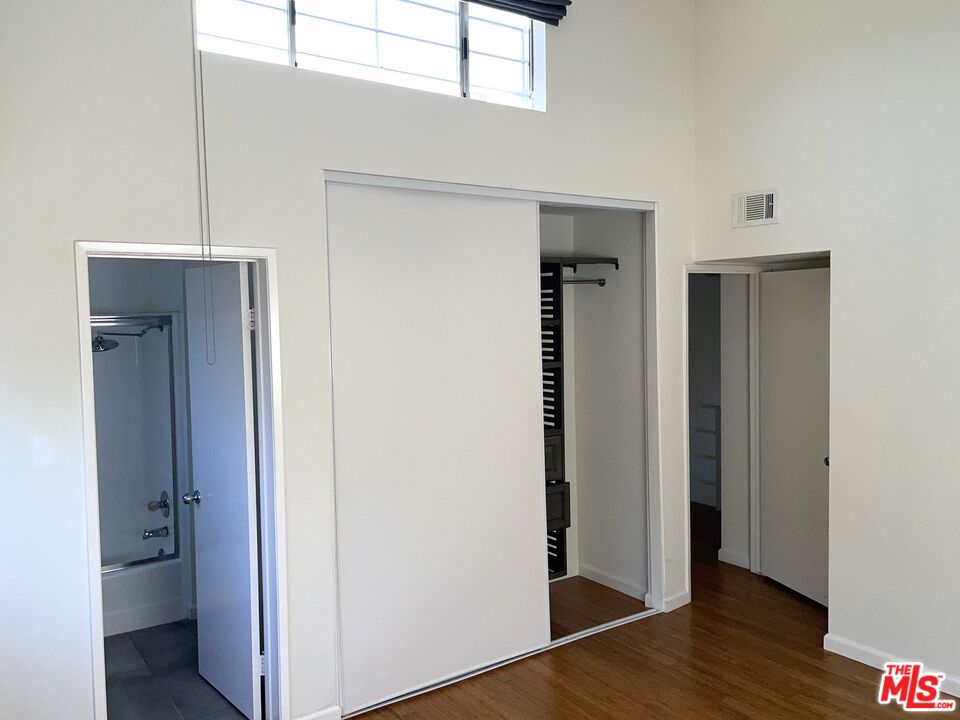 1083 W Kensington Rd