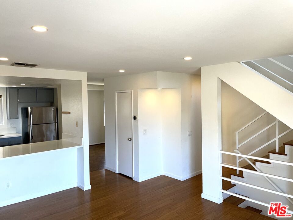 1083 W Kensington Rd