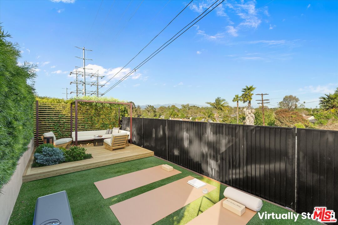 3840 Carmona Ave