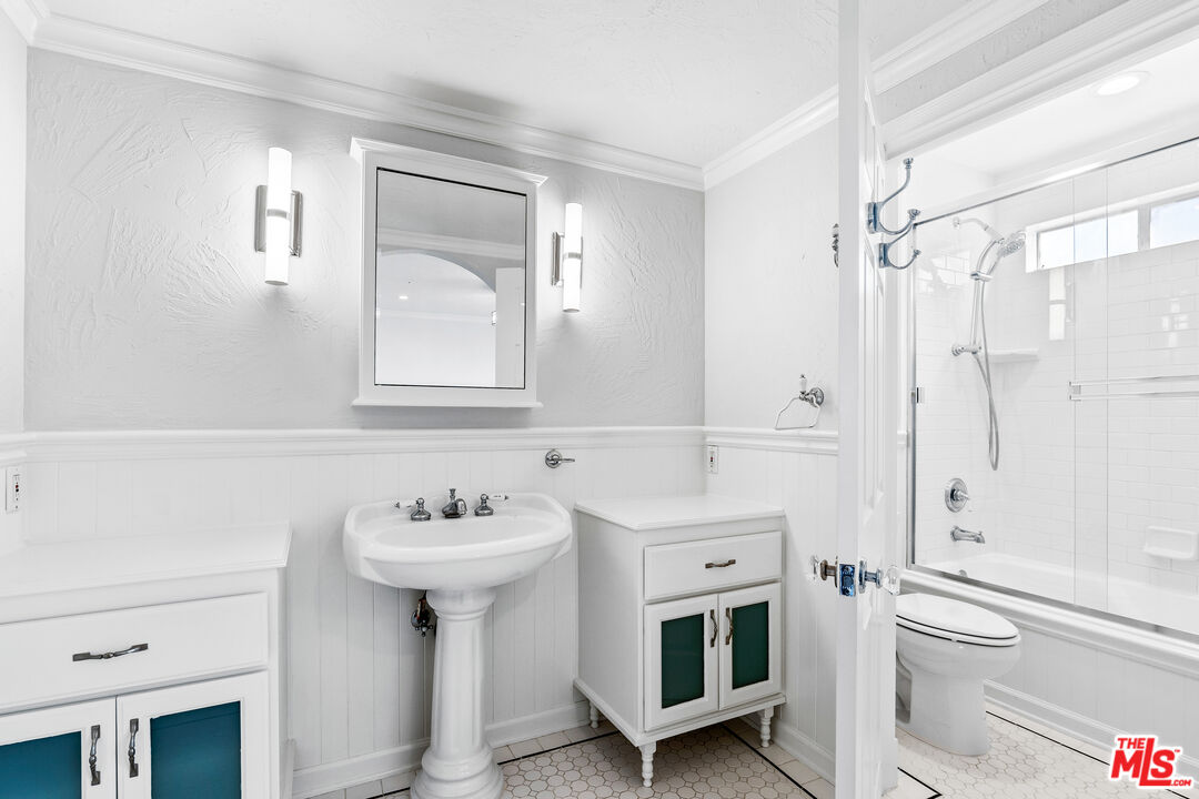 916 N Alfred St Unit: 6