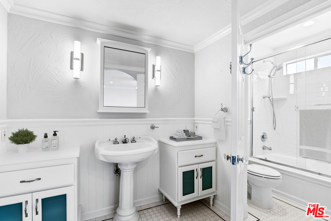 916 N Alfred St Unit: 6