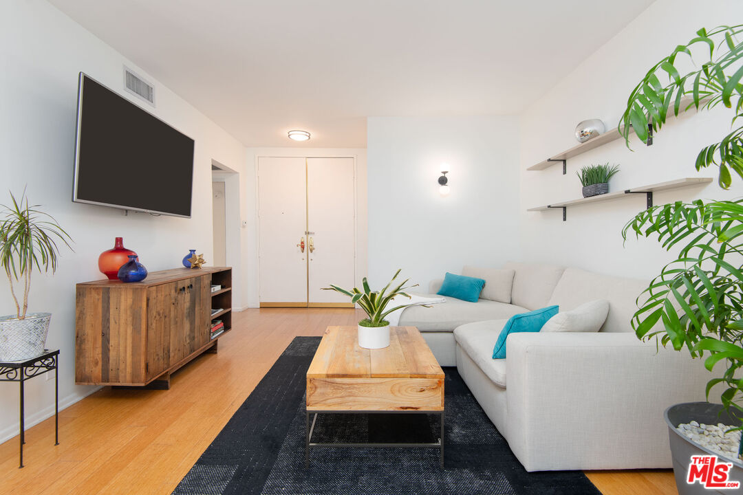 1131 Alta Loma Rd Unit: 123