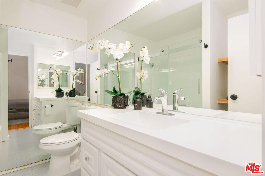 1131 Alta Loma Rd Unit: 123