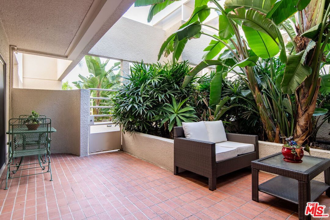 1131 Alta Loma Rd Unit: 123