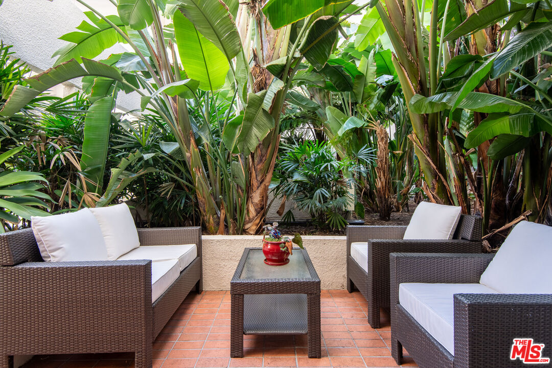 1131 Alta Loma Rd Unit: 123