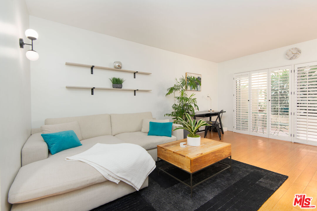 1131 Alta Loma Rd Unit: 123