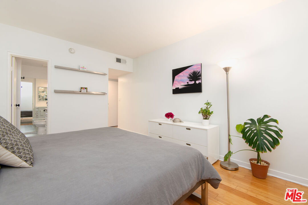 1131 Alta Loma Rd Unit: 123