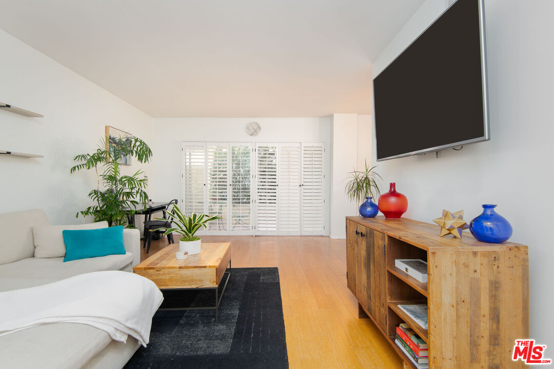 1131 Alta Loma Rd Unit: 123