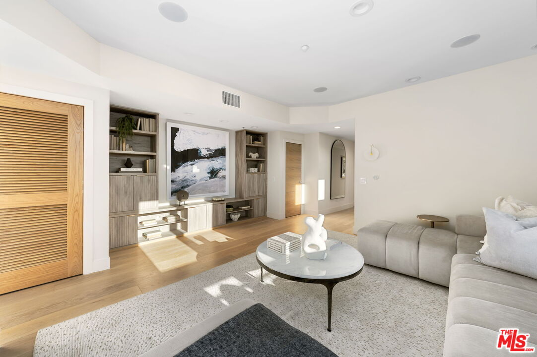 11923 Gorham Ave Unit: 101