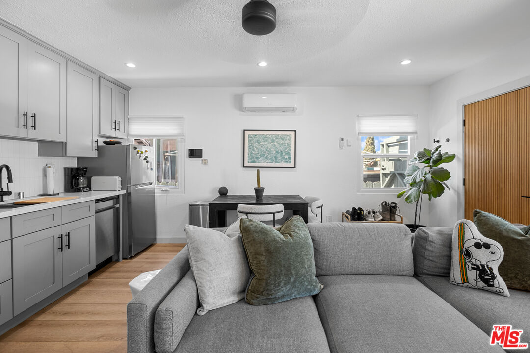 2422 W 30th St Unit: 2422