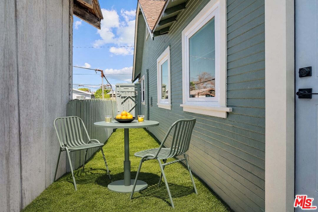 2422 W 30th St Unit: 2422