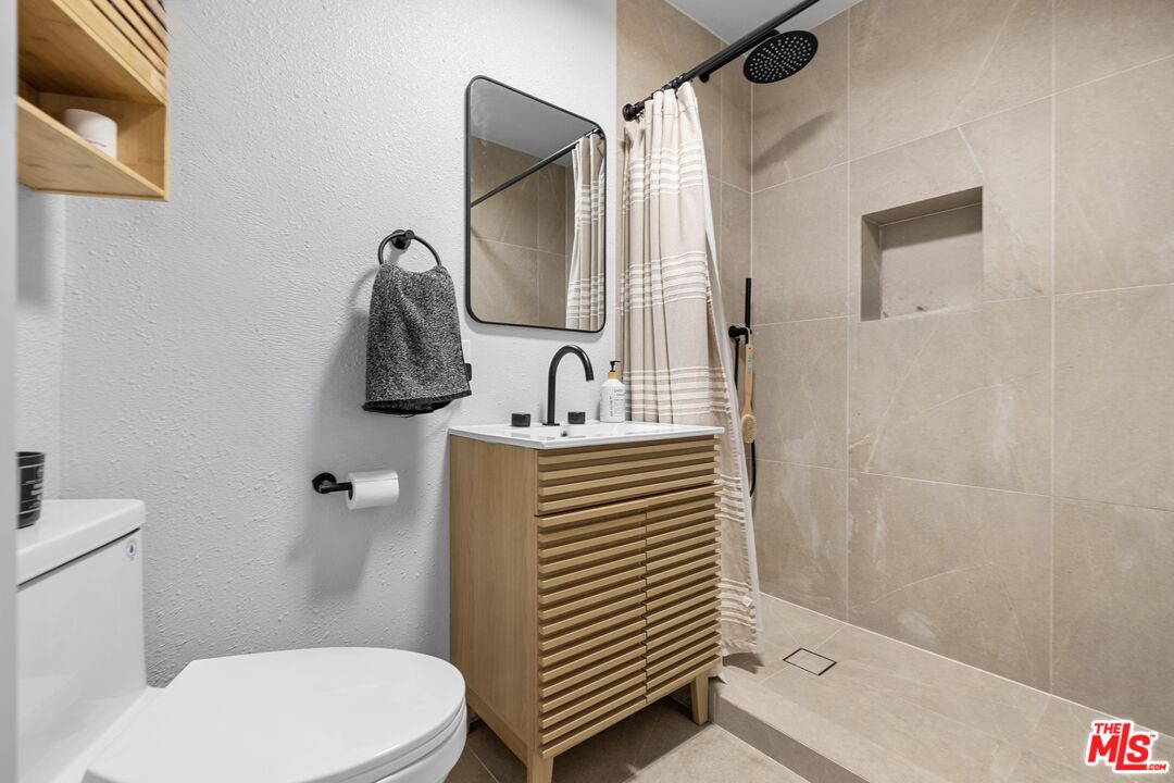 2422 W 30th St Unit: 2422