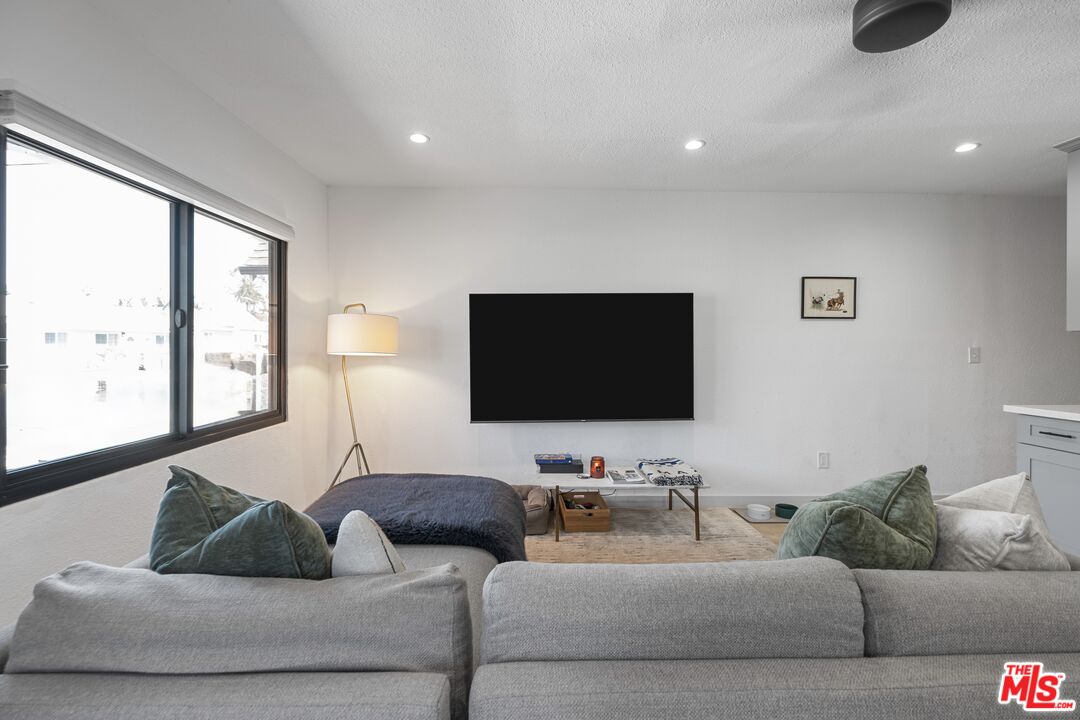 2422 W 30th St Unit: 2422