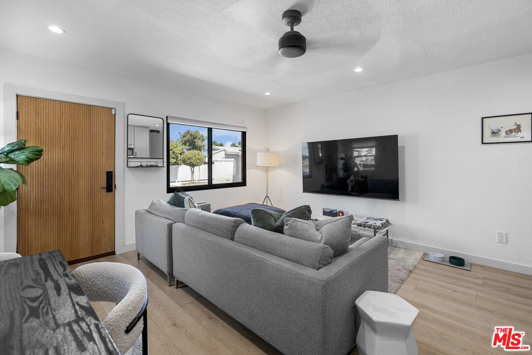 2422 W 30th St Unit: 2422