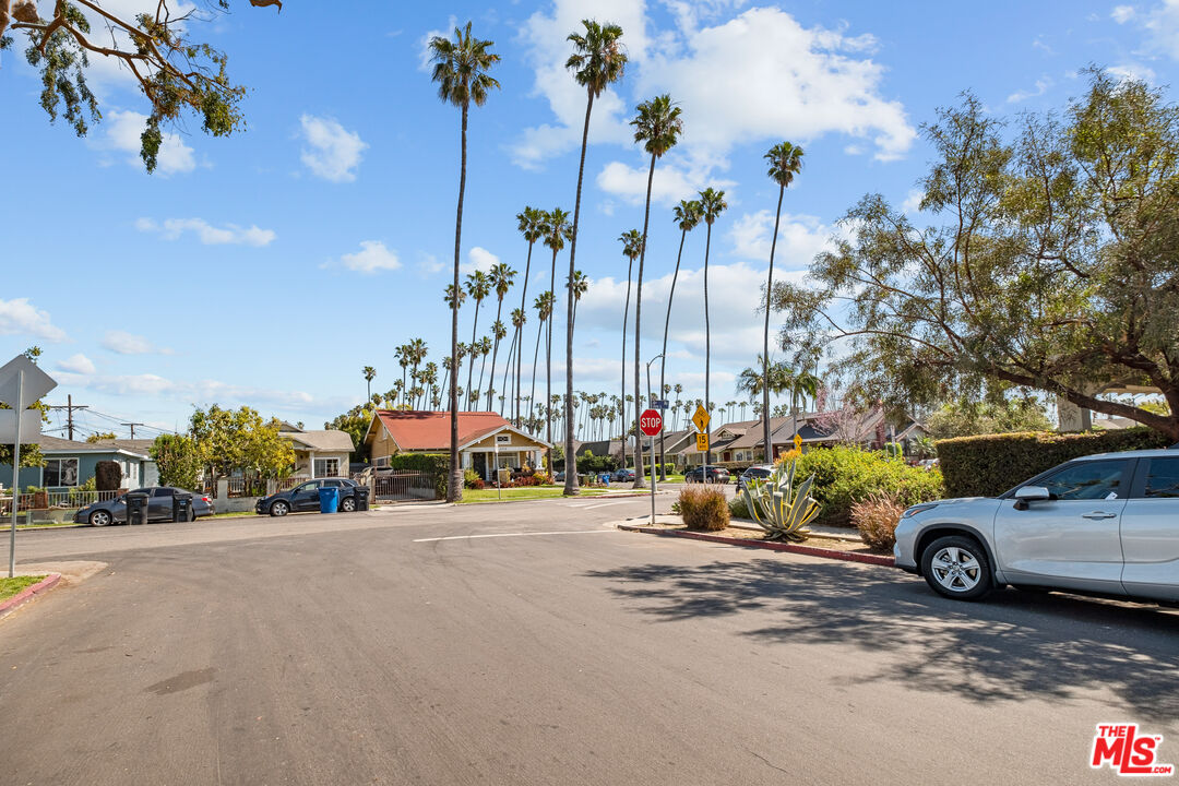 2422 W 30th St Unit: 2422