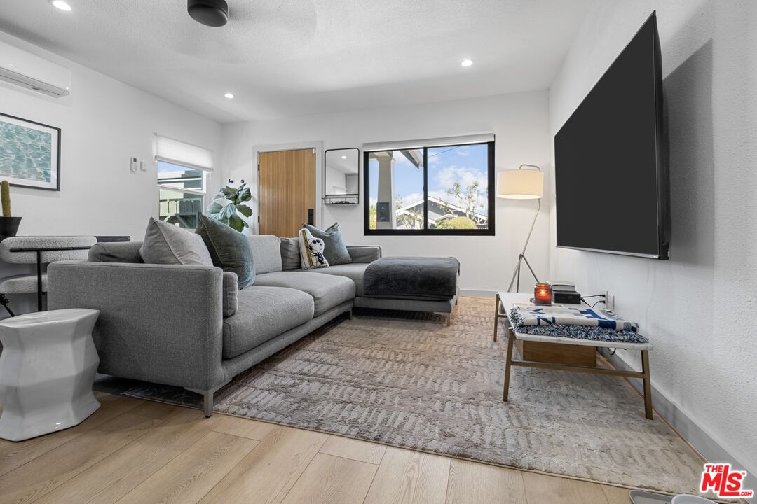 2422 W 30th St Unit: 2422