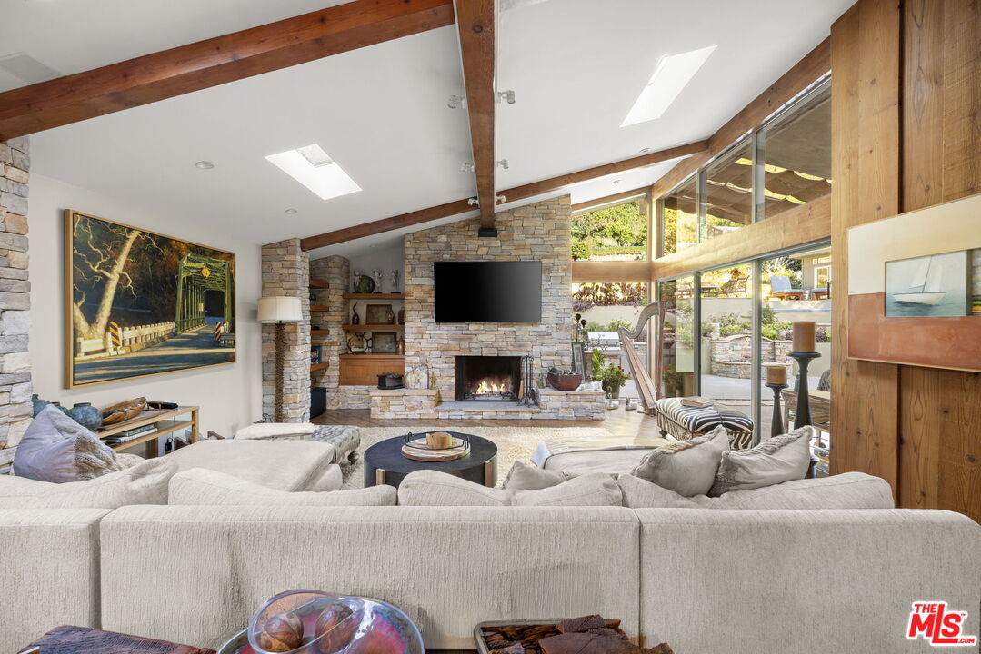 2618 Mandeville Canyon Rd