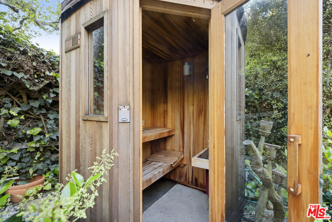 2618 Mandeville Canyon Rd