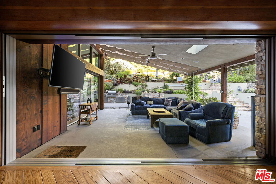 2618 Mandeville Canyon Rd