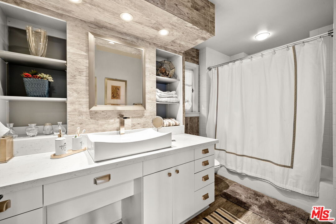 2618 Mandeville Canyon Rd