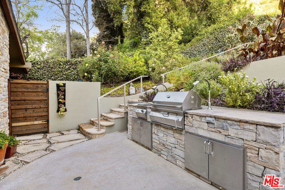 2618 Mandeville Canyon Rd