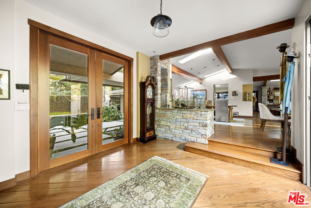 2618 Mandeville Canyon Rd