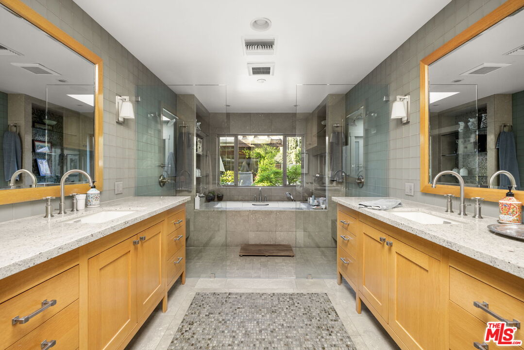 2618 Mandeville Canyon Rd