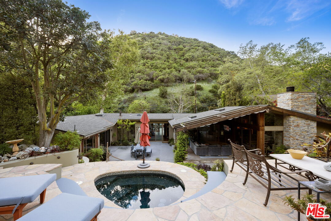 2618 Mandeville Canyon Rd