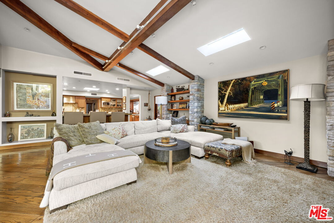 2618 Mandeville Canyon Rd