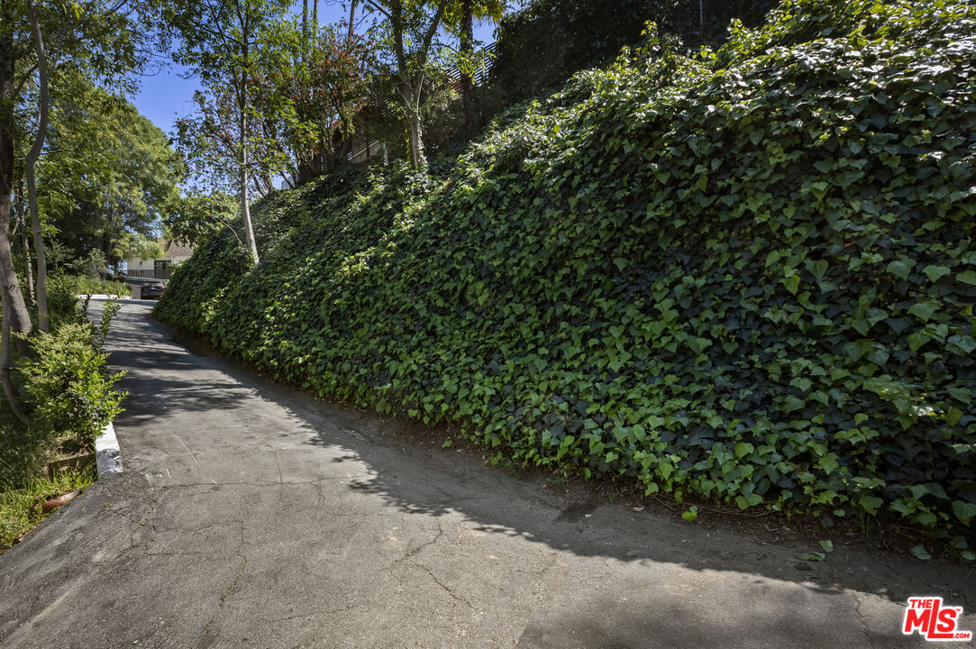 2740 Nichols Canyon Rd