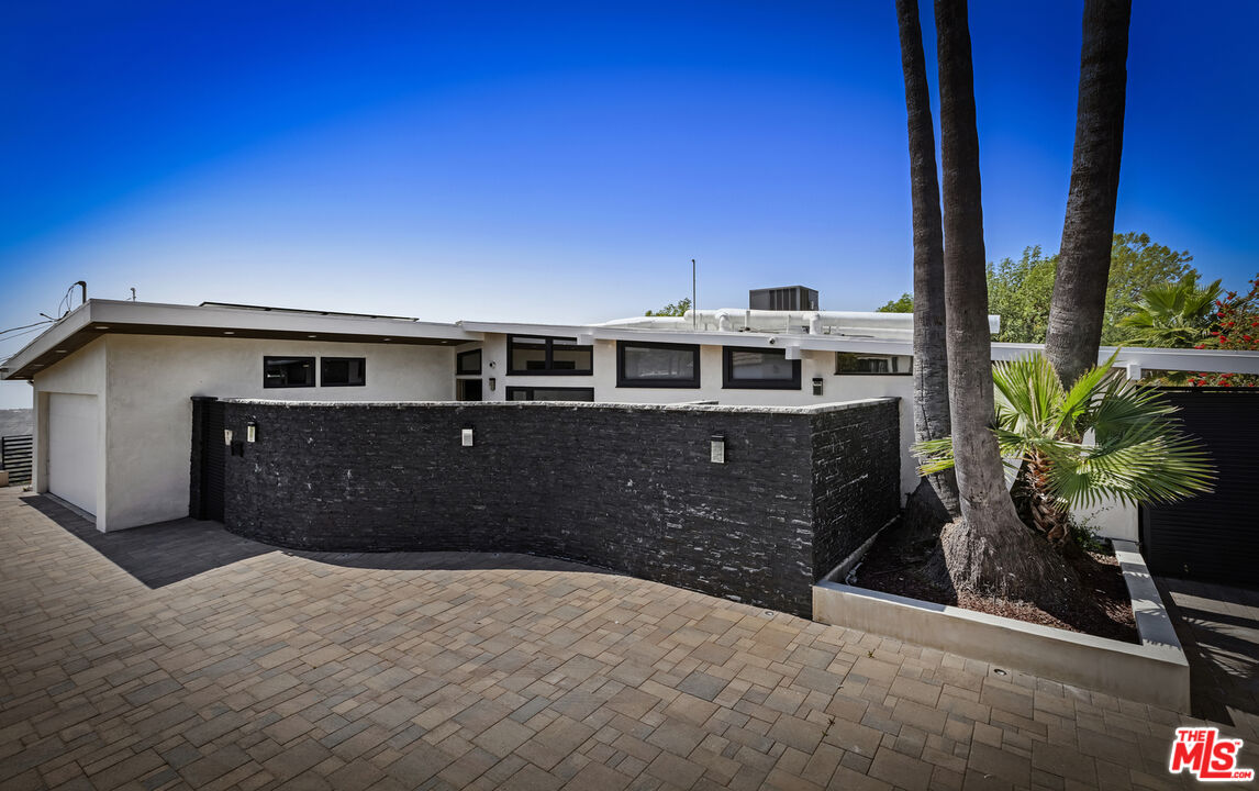 2740 Nichols Canyon Rd