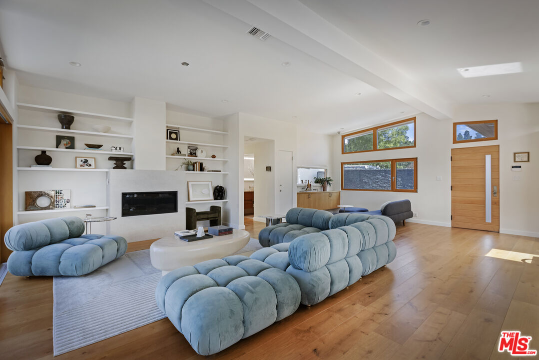 2740 Nichols Canyon Rd