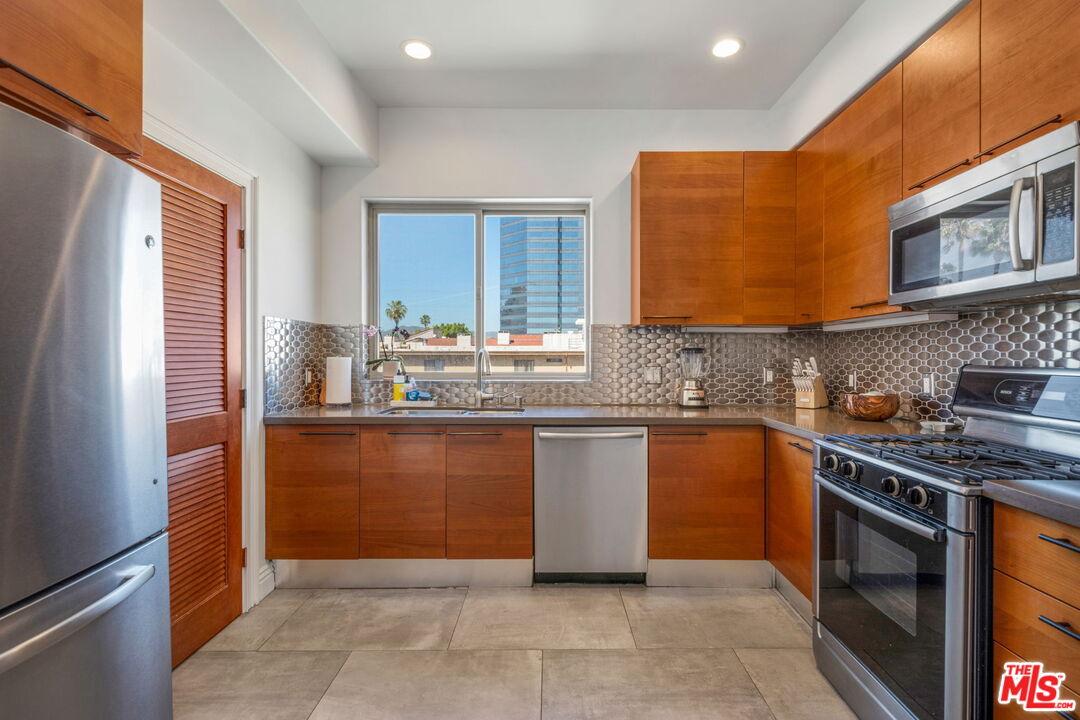 1316 Amherst Ave Unit: 402