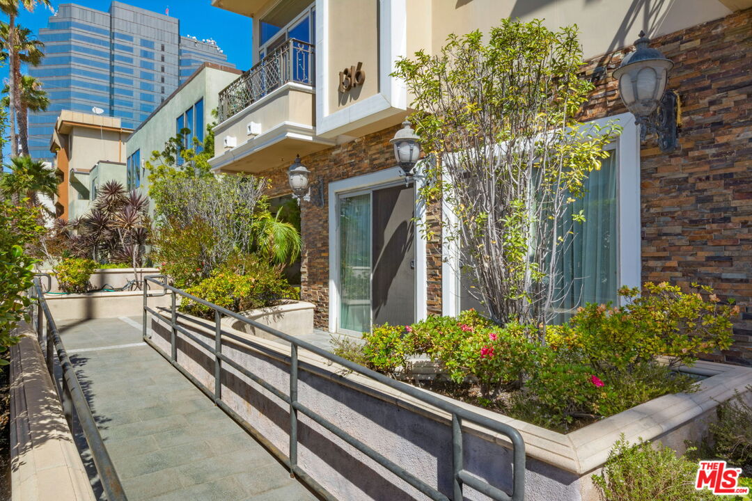 1316 Amherst Ave Unit: 402