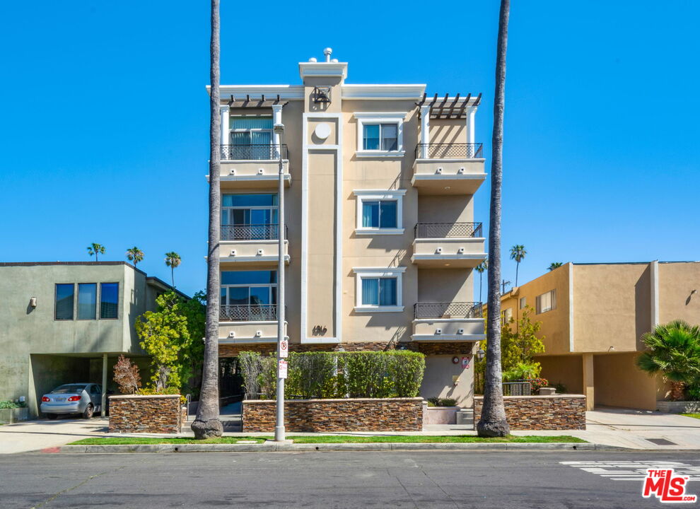 1316 Amherst Ave Unit: 402