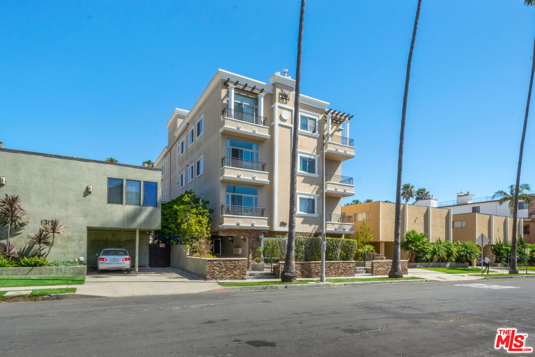 1316 Amherst Ave Unit: 402