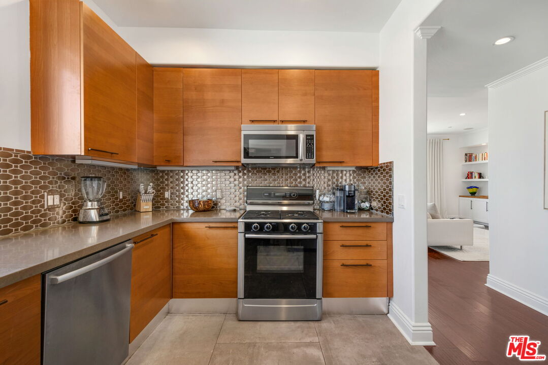 1316 Amherst Ave Unit: 402