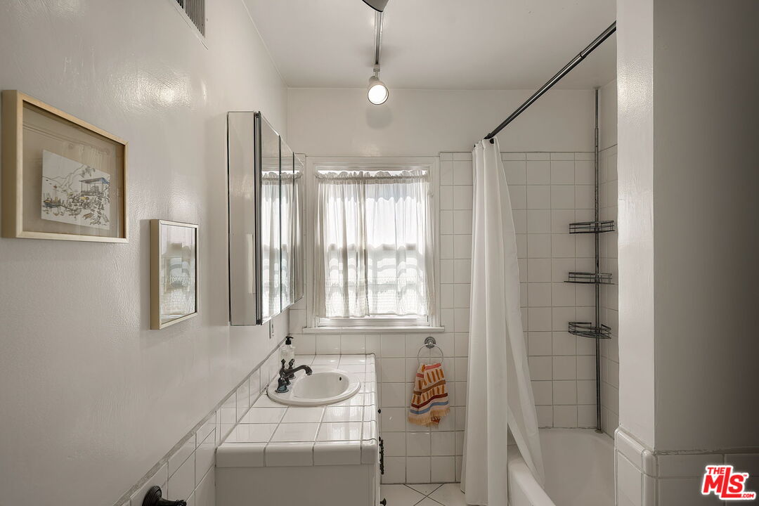 1321 N Hayworth Ave Unit: A