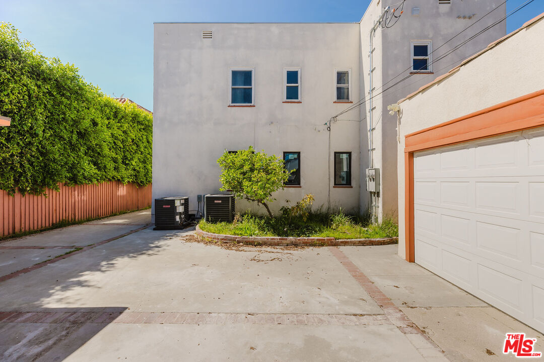 1122 S Tremaine Ave