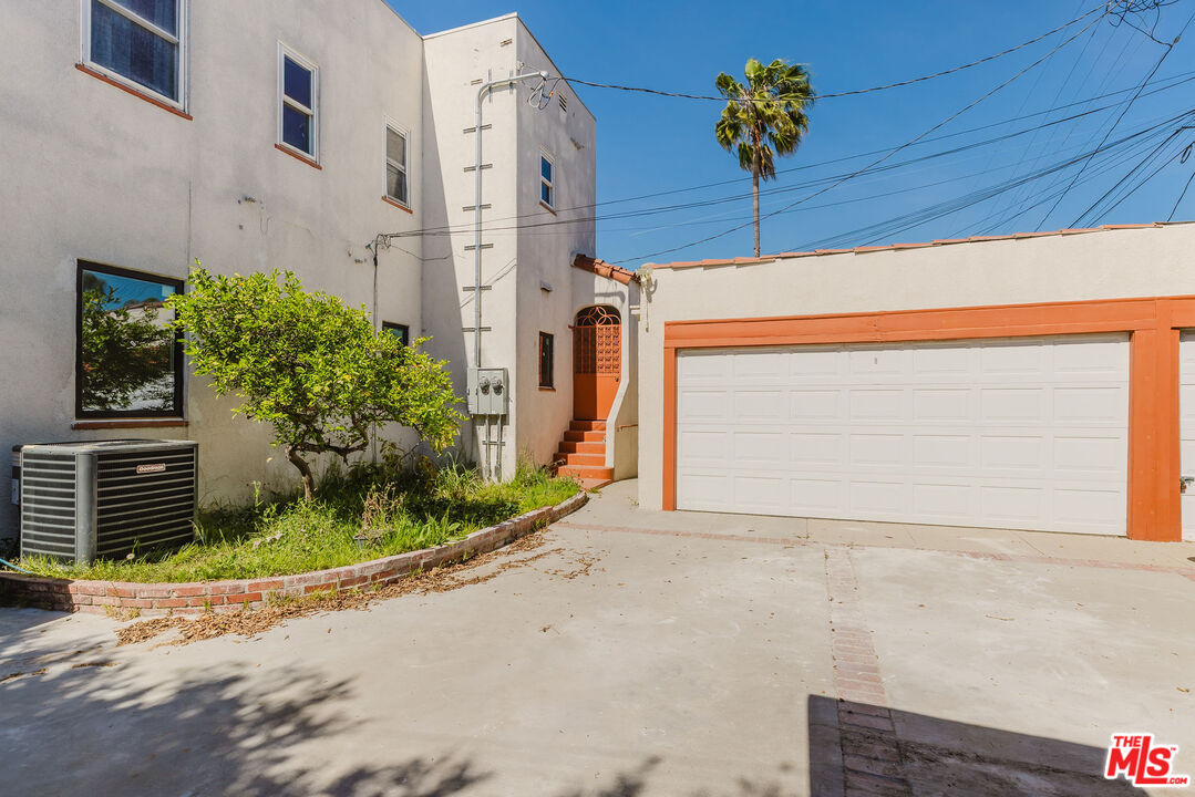 1122 S Tremaine Ave
