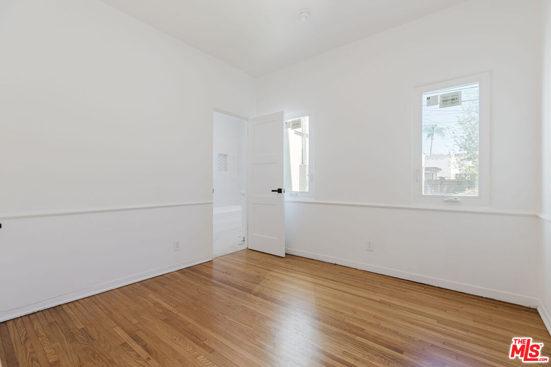 1122 S Tremaine Ave